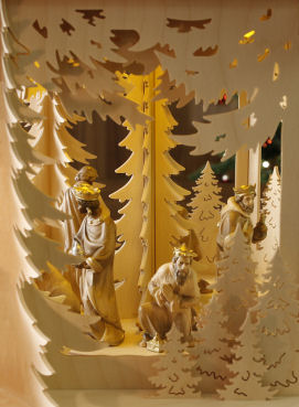  Weihnachtspyramide aus dem Erzgebirge -
mit Figuren der Fa. SALCHER/ Grödnertal