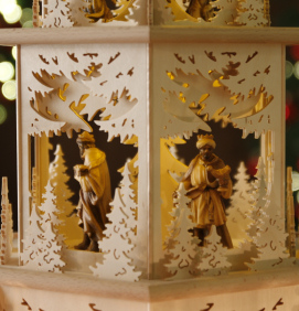  Weihnachtspyramide aus dem Erzgebirge -
mit Schnitzkunst aus Südtirol